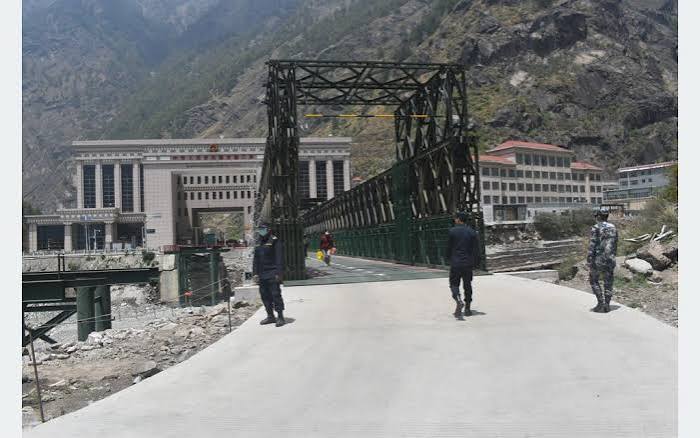 रसुवागढीमा मालवाहक सवारीसाधन आवतजावतमा रोक