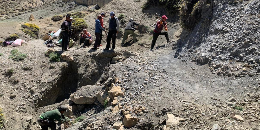 पहिरोले सालझण्डी–ढोरपाटन सडक अवरुद्ध, यात्रु अलपत्र