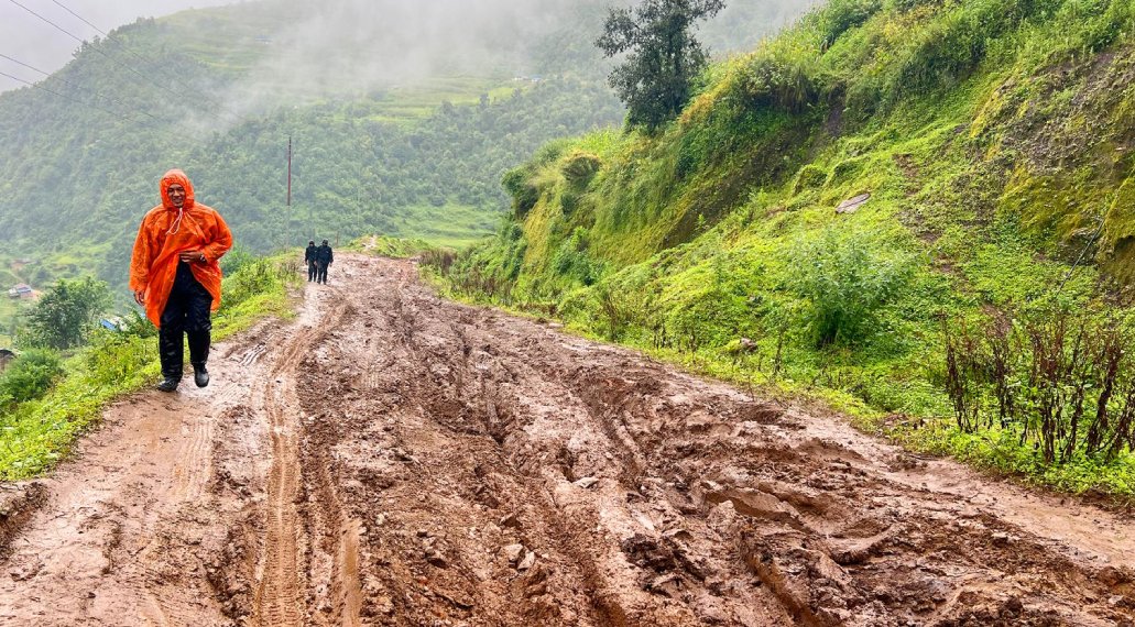 बाढी-पहिराेका कारण देशका विभिन्न राजमार्गमा यातायात प्रभावित