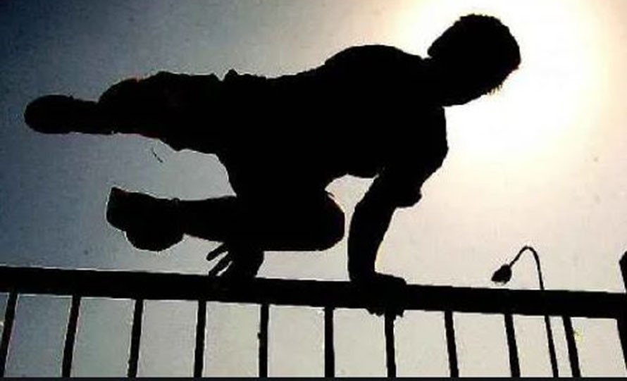 बिजुली मर्मतका लागि राखिएको भर्‍याङ चढेर कैदी भागेपछि...