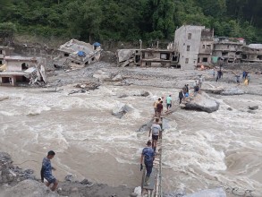 बाढीले पक्की पुल बगाएपछि फड्के तथा तुइन निर्माण