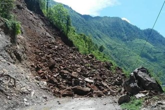 पहिरोले धादिङबेसी मलेखु सडक अवरुद्ध