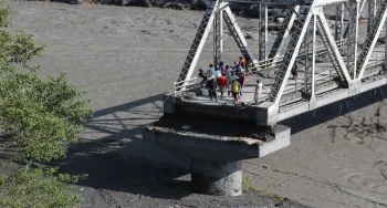 आरुघाटमा बेलीब्रिज जडान गरिँदै