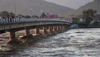 बाढीले पुलको पिल्लरमा ठोक्काएको राइनो क्रुज अझै नदीमै, १० करोडको क्षति