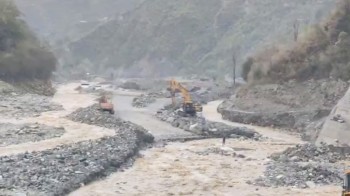 रोशी खोलाले बगाएर एक जनाको मृत्यु, बिपी राजमार्ग अवरुद्ध