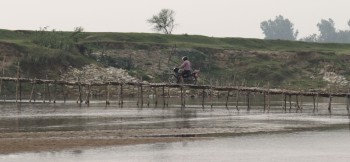 पुल नहुँदा जोखिमपूर्ण यात्रा : बाँसको पुलमै निर्भर मर्चवारका बासिन्दा