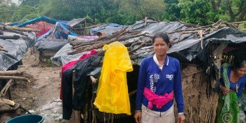 बाढीको जोखिमले राजमार्ग छेउ बस्न बाध्य वनहराका भूमिहीन परिवार