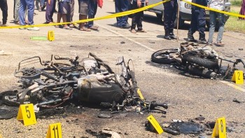 मोटरसाइकल एकापसमा ठोक्किएर आगलागी