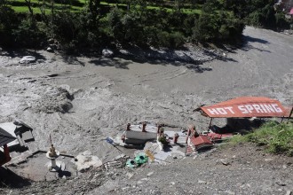 प्राकृतिक उपचारस्थल सिंगा तातोपानी कुण्डमा बाढीले क्षति
