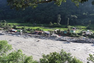 बाढीले घर डुबायो, आनन्दबगरवासीलाई थातथलो छाड्ने चिन्ता
