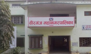बेवारिसे सवारी साधन हटाउँदै वीरगञ्ज महानगर