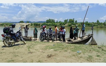 राप्ती तटीय क्षेत्रका नागरिकलाई नदी तर्न डुङ्गाकै भर