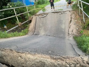 नालामा पुल भाँचियो : राजधानी जाने वैकल्पिक सडक अवरुद्ध