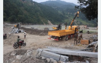 वेत्रावतीमा बेलिब्रिज जडान सुरु, दसैँअघि सञ्चालनमा आउने