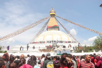 बौद्धमा तेमाल जात्रा: दिवङ्गत पितृको मुक्तिको कामना गर्दै बत्ती बाल्नेको घुइँचो