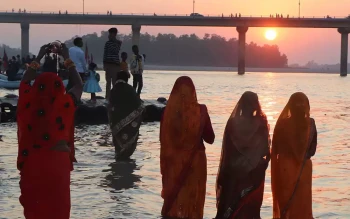 छठको मुख्य दिन आज, अस्ताउँदो सूर्यलाई विधिपूर्वक अर्घ दिइँदै