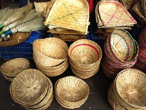 विद्यार्थीले तयार गरेका बाँसका सामग्री अतिथिलाई उपहार