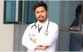 घर घरमै चिकित्सा सेवा पुर्याउँदै डा चेवन