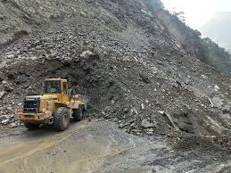 फिस्लिङमा पहिरो जाँदा सडक अवरुद्ध