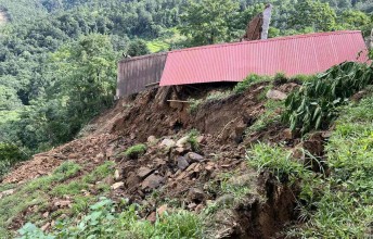 सोलुखुम्बुमा पहिरोका कारण दुई वडा कार्यालय जोखिममा, ११ परिवार विस्थापित