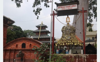 धनकुटाको निसान मन्दिरमा साना घण्टी जोडेर बनाइएको ‘महाघण्टी’