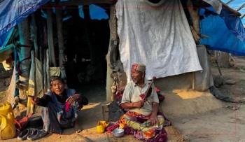 पहिरोले विस्थापित परिवारको वर्षौँदेखि पालमुनि बास