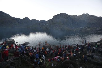 स्नान गर्न गोसाइँकुण्ड लाग्दै भक्तजन
