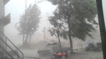 भक्तपुरमा हुरीले दुई घर पूर्ण रूपमा क्षति