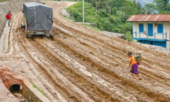 वर्षाले अवरुद्ध सूर्यविनायक–साँगा सडकमा एकतर्फी सवारी सञ्चालन