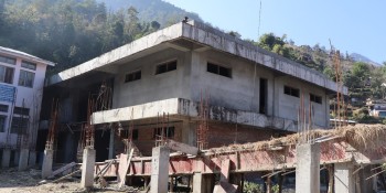 धवलागिरी अस्पताल भवन : तीन पटक म्याद थप्दा पनि अझै काम अधुरै