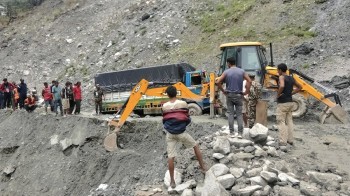 हुम्लाको खच्चामा सडक खण्ड अवरुद्ध