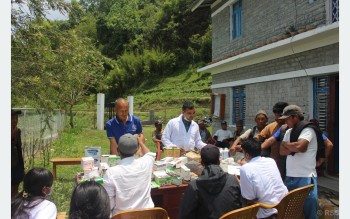 किसानको घरदैलोमै पुगेर पशुपन्छीको औषधोपचार