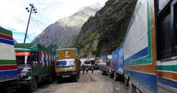 रसुवागढी नाका बन्द भएपछि कोरलातर्फ बढे मालवाहक कन्टेनर