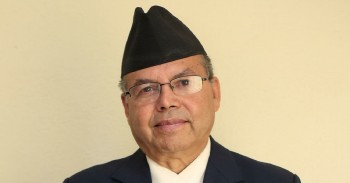 पूर्वप्रधानमन्त्री झलनाथ खनालले लिए नागरिकताको प्रतिलिपि