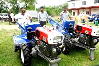 पचास प्रतिशत अनुदानमा कृषि उपकरण वितरण