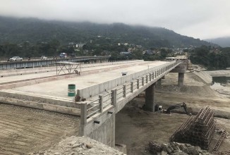 तीन वर्षभित्र सक्नुपर्ने मादीसेती नदीको पुल पाँचवर्षसम्म अधुरै