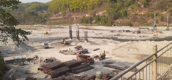 मादी नदीमाथि पुलको दुईतर्फ जोड्ने पहुँच सडक निर्माण सुरु