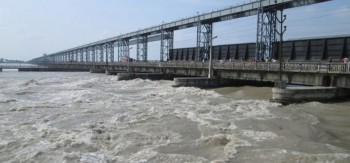 महाकालीमा पानीको बहाब बढ्यो, चारपाङ्ग्रे सवारीसाधन आवतजावतमा रोक