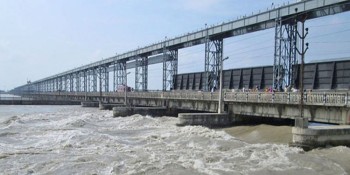 महाकालीमा पानीको बहाब बढेपछि शारदा ब्यारेजमा चारपाङ्ग्रे सवारीसाधन बन्द