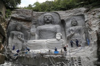 ढुङ्गा ढुङ्गामा कोरिँदै मूर्तिकला