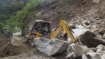 मेची राजमार्ग अवरुद्ध , वैकल्पिक सडक पनि ठप्प