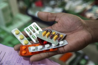 चिकित्सकको अनुमति बिना बिक्री गरेको औषधि बरामद