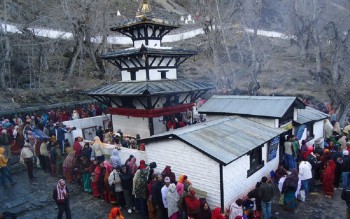 अत्यधिक चिसोमा पनि मुक्तिनाथ मन्दिरमा दर्शनार्थीको भीड उस्तै