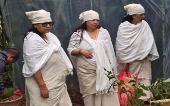 काभ्रेमा बाबुको काजकिरिया गर्दै छोरी