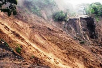 पर्वतमा पहिरोले घर पुरिँदा दम्पती बेपत्ता