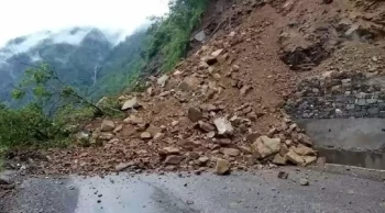 नारायणगढ–मुग्लिन सडकखण्डको तुइन खोलामा पहिरो