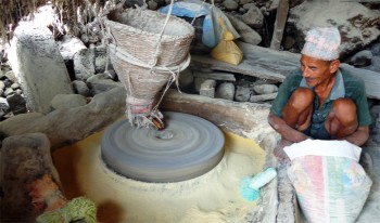 तीन दशकदेखि पानी घट्टमै जीवन धान्दै श्रेष्ठ