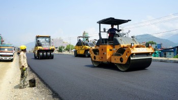 मुग्लिन पोखरा सडक : पश्चिम खण्डको मौरी ओडारमा कालोपत्र थालियो