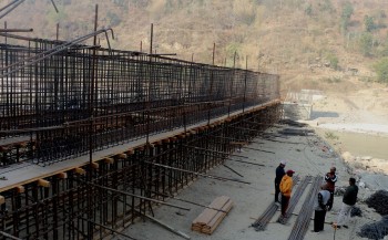 सेती नदीमा निर्माणाधीन ‘सिग्नेचर’  पुलको काम सुस्त