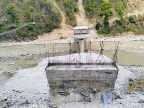 दाङको तुइसोताले खोला तर्नुपर्दा स्थानीयलाई सास्ती, नौ स्थानमा पुलको अभाव